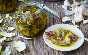 Conservas de alcachofas en aceite de oliva con verduras ecológicas locales y de temporada